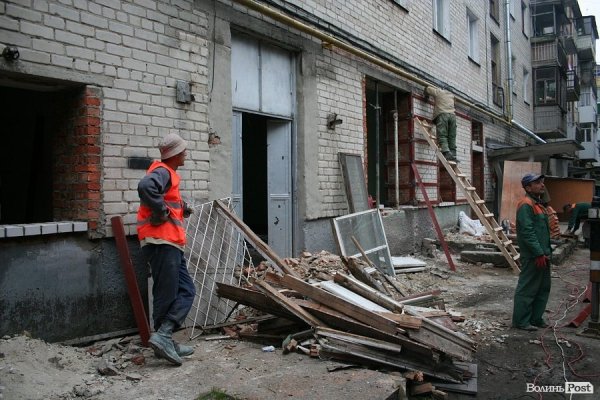 У Луцьку укріплюють обвалений будинок. ФОТО