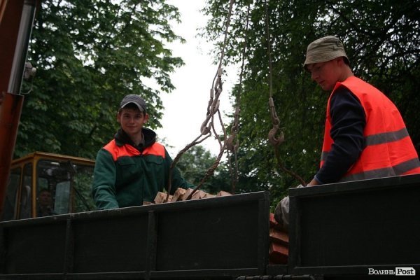 У Луцьку укріплюють обвалений будинок. ФОТО
