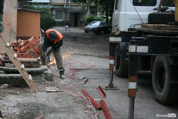У Луцьку укріплюють обвалений будинок. ФОТО