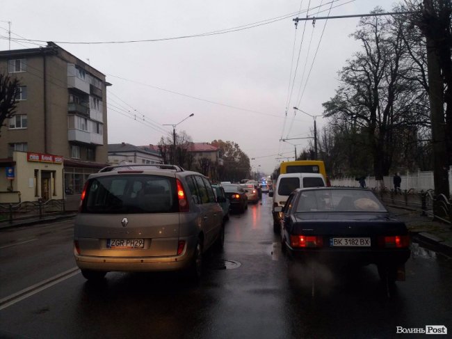 Через дві аварії у Луцьку величезна «тягучка»