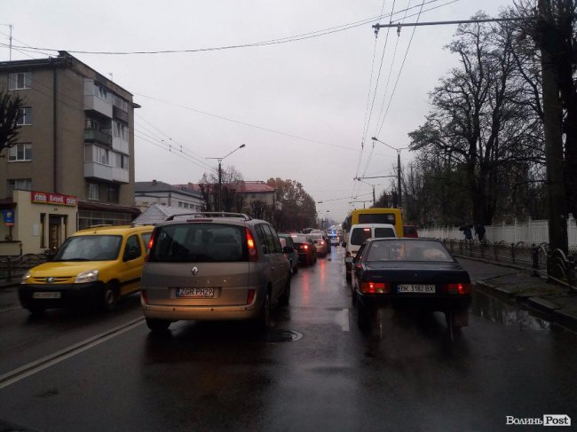 Через дві аварії у Луцьку величезна «тягучка»