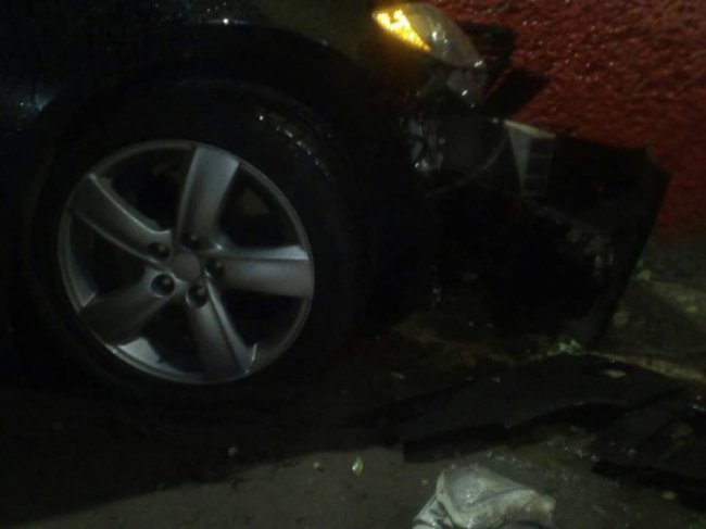 У Луцьку посеред ночі Lexus розмазався в будинок. ФОТО