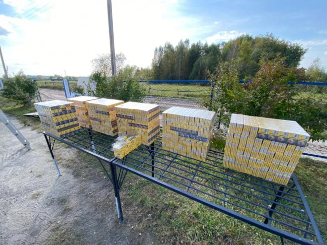 Віз тканину, а знайшли цигарки: на Волині затримали контрабандиста. ФОТО