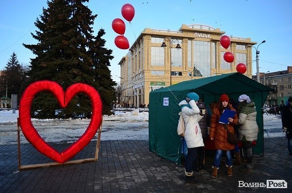 У центрі Луцька закоханих фотографували, тестували і годували печивом. ФОТО