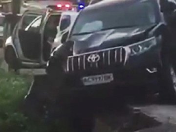 На Волині водій на позашляховику зніс огорожу та ледь не впав в річку. ВІДЕО