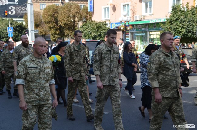 «Був сміливим, добрим і завжди допомагав»: у Луцьку попрощалися з Героєм Юрієм Лавренчуком. ФОТОРЕПОРТАЖ