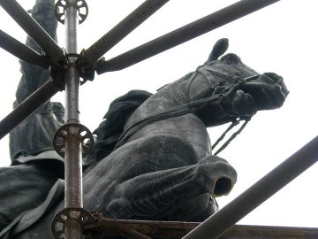 У Києві вандали пошкодили пам’ятник Щорсу