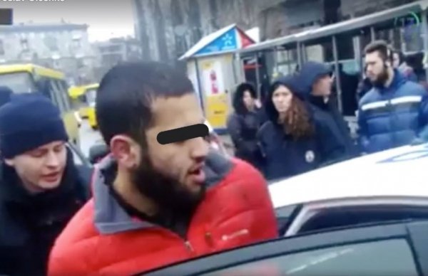 Патрульний з Луцька  затримав агресивного чоловіка поблизу станції метро. ФОТО. ВІДЕО