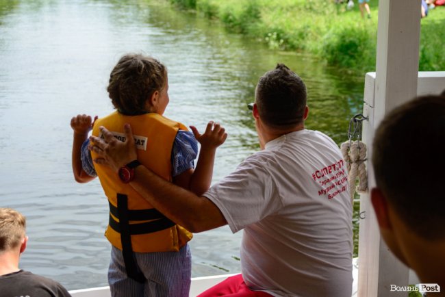 У луцькому парку в День батька влаштували унікальні перегони на човнах. ФОТО