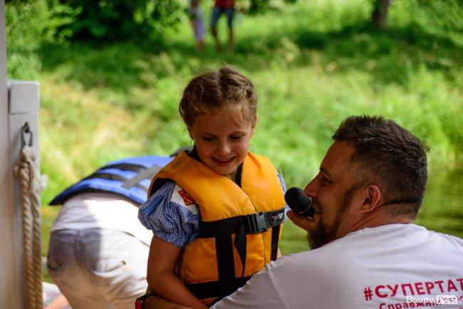 У луцькому парку в День батька влаштували унікальні перегони на човнах. ФОТО
