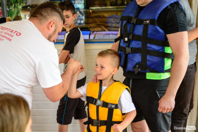 У луцькому парку в День батька влаштували унікальні перегони на човнах. ФОТО