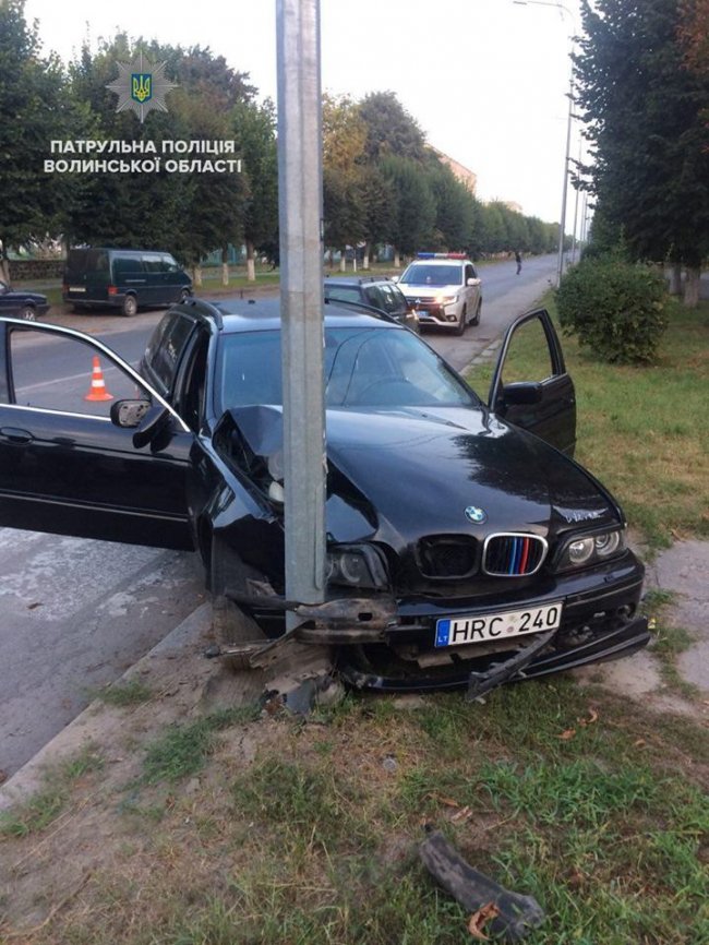 У Ковелі п'яний «в дрова» водій на єврономерах влупився у стовп