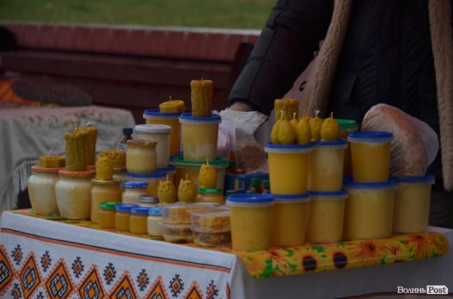 Від і до: що і за скільки пропонують купити на різдвяному ярмарку в центрі Луцька. ФОТО