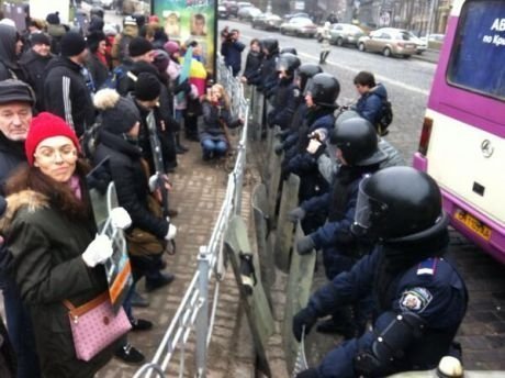 Євромайданівці прийшли до міліції з дзеркалами. ФОТО