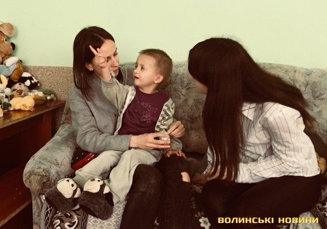 Праворуч - двоюрідна сестра хлопчика