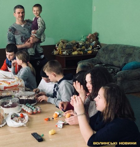 Арсен Мірзоян приїхав на Волинь, щоб у дитбудинку провідати хлопчика, якого знайшли посеред вулиці. ФОТО