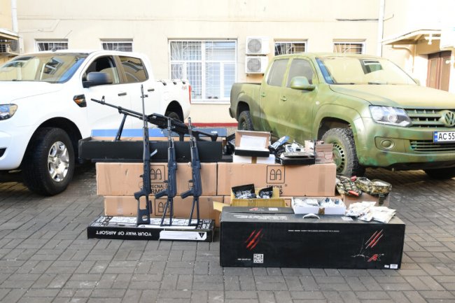 Луцька громада передала військовим автівки