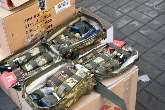 Луцька громада передала військовим автівки