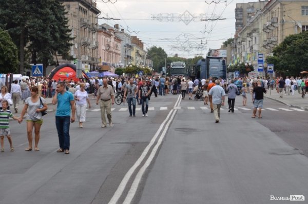 Богатирі протягнули фуру через вулицю Луцька. ФОТО. ОНОВЛЕНО
