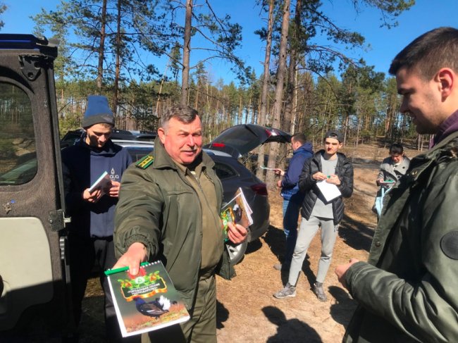 Користь для довкілля і «тімбілдингу»: фірма з Луцька у вихідний висадила гектар лісу. ФОТО
