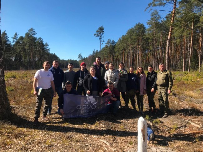 Користь для довкілля і «тімбілдингу»: фірма з Луцька у вихідний висадила гектар лісу. ФОТО