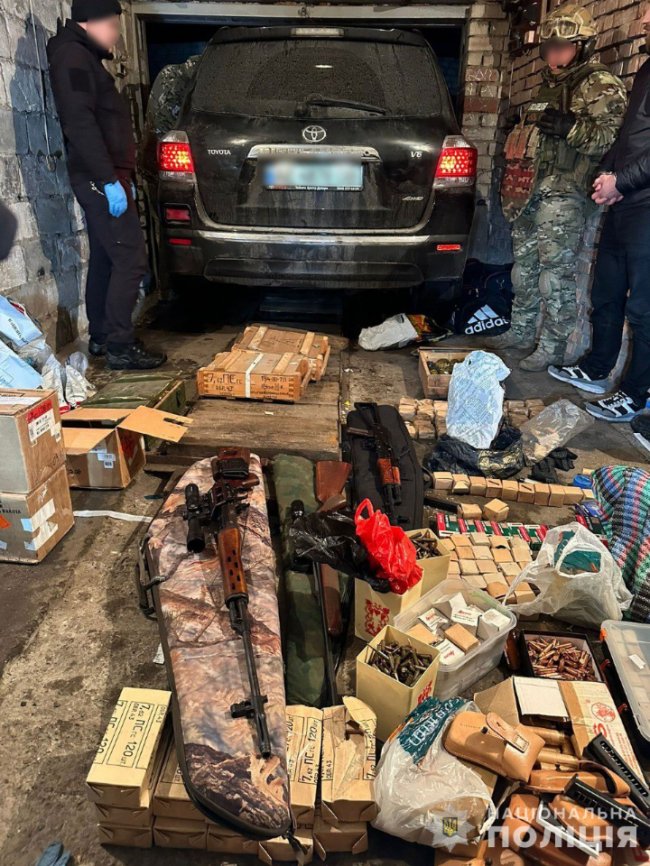 Схрон зброї і  мільйон готівкою: у Дніпрі «накрили» банду