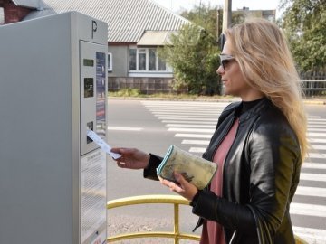У Луцьку відкрили першу платну комунальну парковку. ФОТО