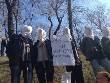 Під вікнами Азарова провели «публічну страту». ФОТО