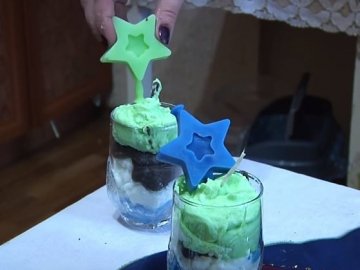 Луцька майстриня виготовляє свічки у вигляді десертів. ВІДЕО