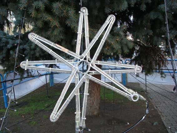 Варварство нечуване: у Ковелі з головної ялинки викрали ілюмінацію