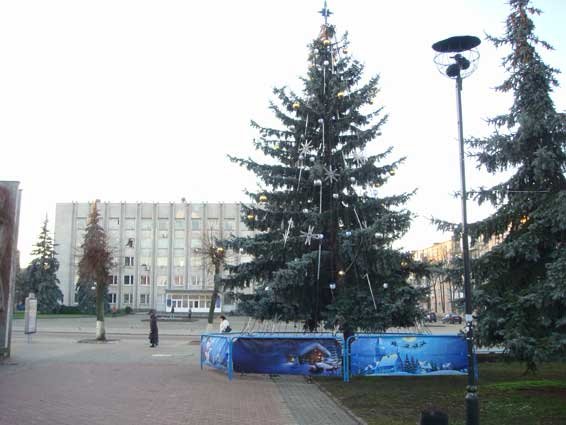 Варварство нечуване: у Ковелі з головної ялинки викрали ілюмінацію