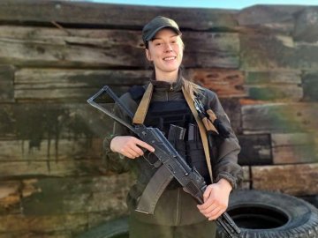 Змінила гвинтівку для біатлону на автомат: спортсменка захищає Україну від окупантів