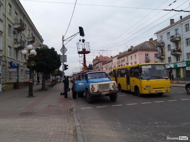 У Луцьку тролейбус втаранився у світлофор 