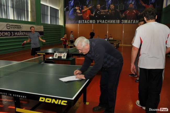 Як у Луцьку патрульні, військові і діти грали в теніс