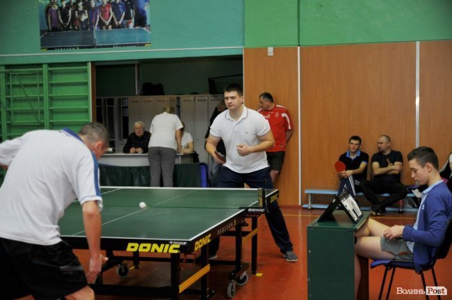 Як у Луцьку патрульні, військові і діти грали в теніс