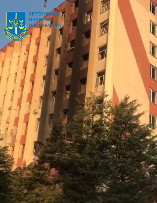 Окупанти поцілили у лікарню в Бериславі і багатоповерхівку в Херсоні. ФОТО