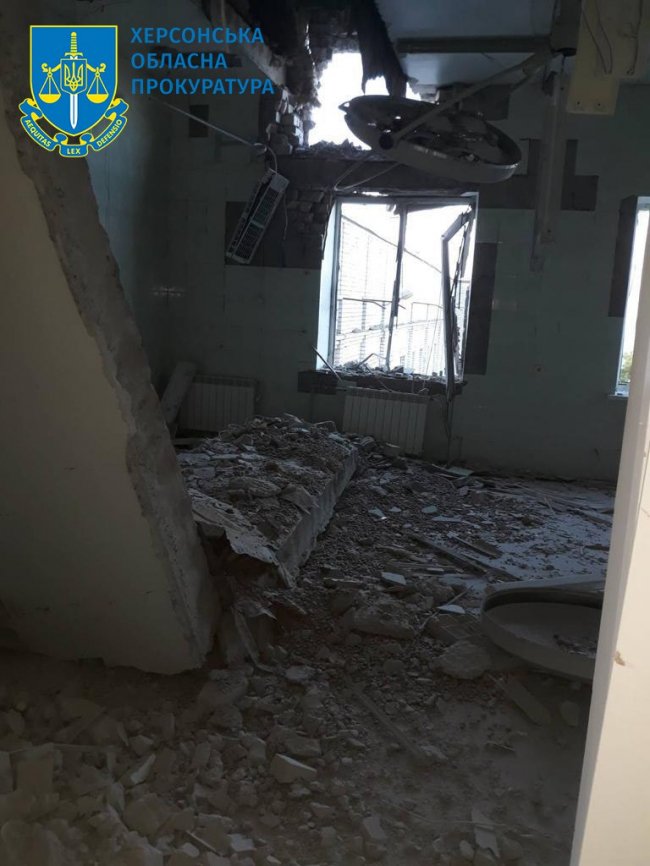 Окупанти поцілили у лікарню в Бериславі і багатоповерхівку в Херсоні. ФОТО
