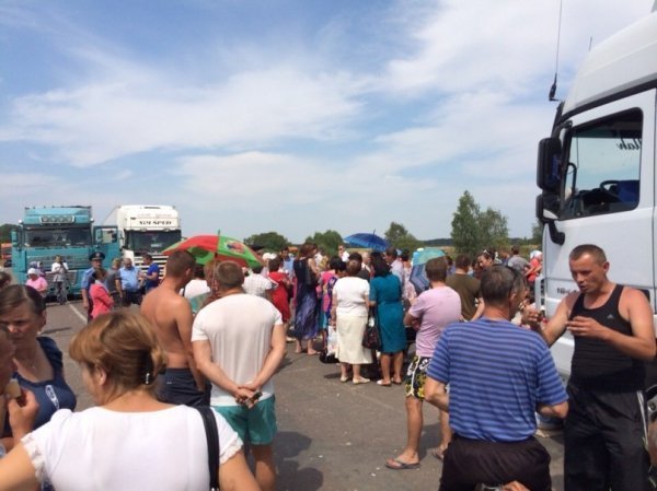 На Волині родичі військових два дні блокують міжнародну трасу. ДОПОВНЕНО   