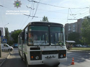 У дівчини, яку в Луцьку збила маршрутка, тріщина черепа та крововилив
