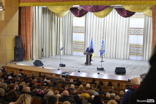 Томос, селфі та колядки: Петро Порошенко на Волині. ФОТОРЕПОРТАЖ