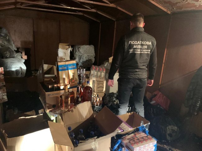 У Луцьку на ринку продавали «ліву» горілку і цигарки. ФОТО