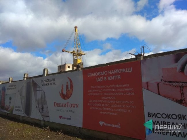 У Луцьку через негоду перекинувся будівельний кран. ФОТО