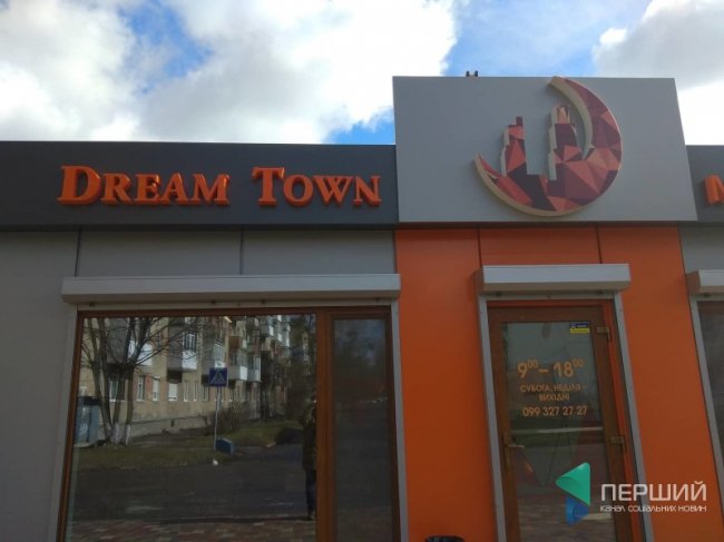 У Луцьку через негоду перекинувся будівельний кран. ФОТО