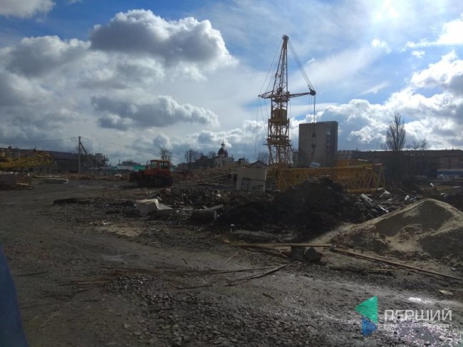 У Луцьку через негоду перекинувся будівельний кран. ФОТО