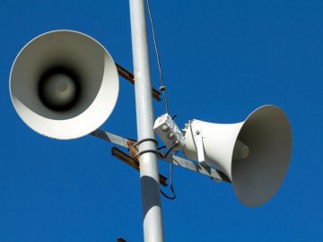 Українцям радять до оповіщення сирени перебувати вдома, але тримати готовою «тривожну валізу»