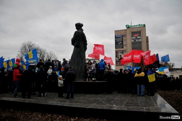 Віче на луцькому Майдані. ФОТО