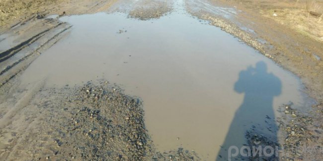 У селі на Волині автівки змушені їздити полями через жахливі підтоплені дороги. ФОТО