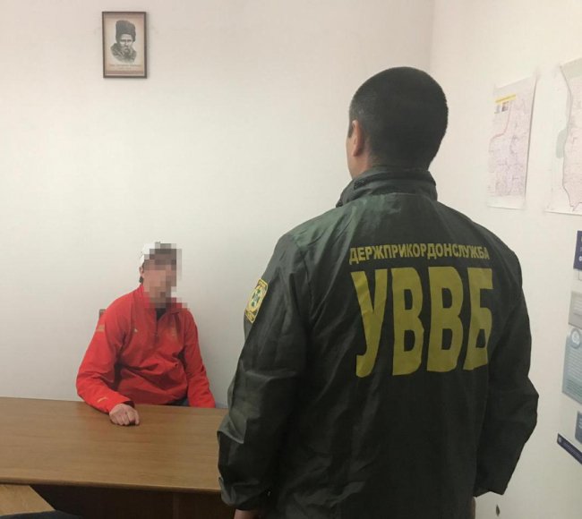 На «Угринові» чоловік тицяв прикордонникам хабар. ФОТО