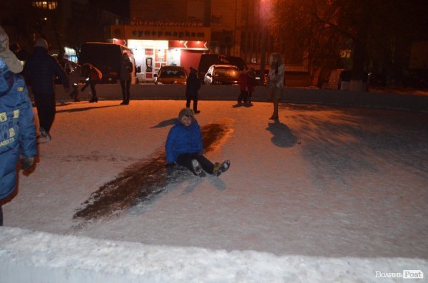 Діти зробили собі ковзанку у фонтані в центрі Луцька. ФОТО 