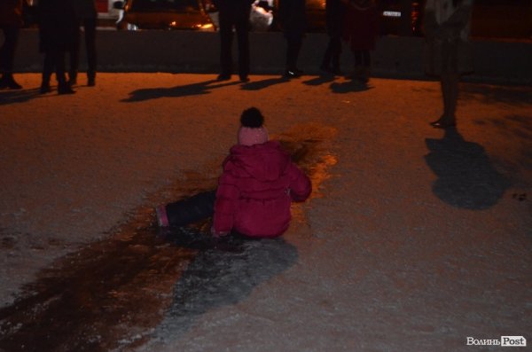Діти зробили собі ковзанку у фонтані в центрі Луцька. ФОТО 